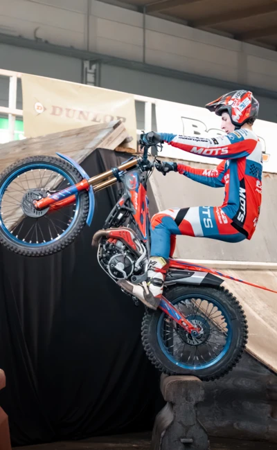 Motorradfahrer balanciert auf einem Hindernis auf der Motorradwelt 2026 in Friedrichshafen