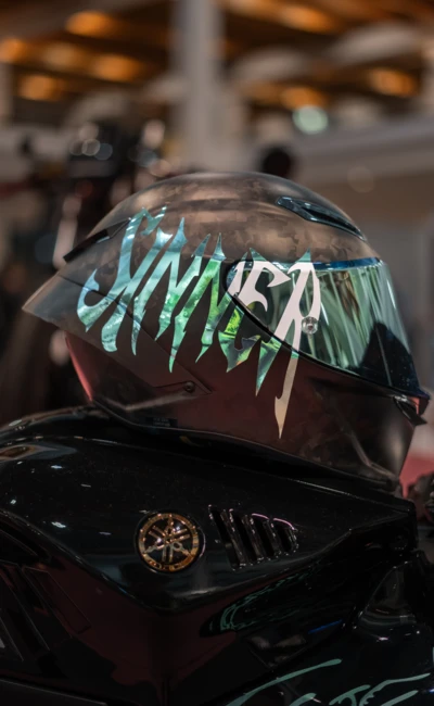 Nahaufnahme eines schwarzen Motorrads mit Helm auf der Motorradwelt 2026