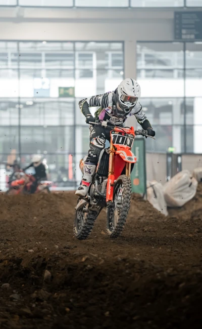 Motorradfahrer auf KTM beim Sprung im Indoor-Bereich der Motorradwelt 2026