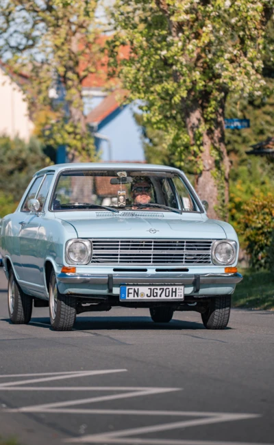 Blaue Opel-Limousine f&auml;hrt auf einer Stra&szlig;e in Wasserburg 2026
