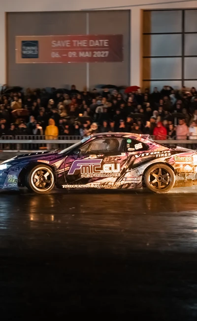 Driftfahrzeug in Aktion bei Drift & Beatz Event, Tuning World 2026