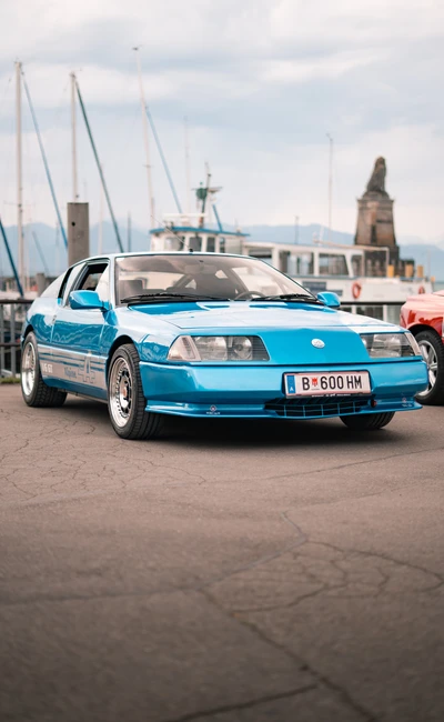 Blaue Sportwagen mit hellen Felgen auf der Lindau-Klassik Rallye