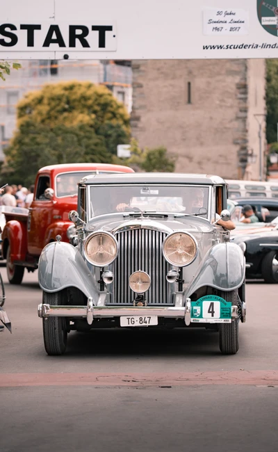 Oldtimer bei der Lindau-Klassik Rallye am Startbogen