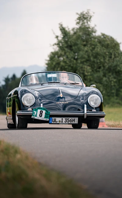 Porsche 356 bei der Lindau-Klassik Rallye auf einer Landstra&szlig;e