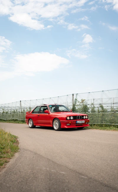 Roter BMW M3 auf einer Landstra&szlig;e bei der 10. Spa&szlig;rallye Bodensee 2026