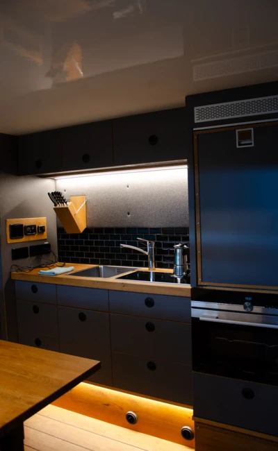 Moderne K&uuml;chenzeile mit Holz- und Metallelementen, Adventure Southside 2025