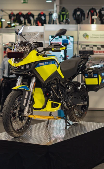 Gelbe Polizeimotorrad auf einem Stand, Motorradwelt 2026 in Friedrichshafen