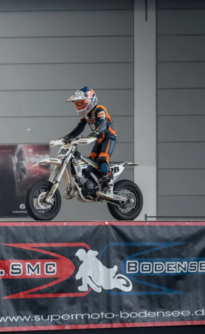 Motorradfahrer springt auf einer Rampenfl&auml;che w&auml;hrend der Motorradwelt 2026