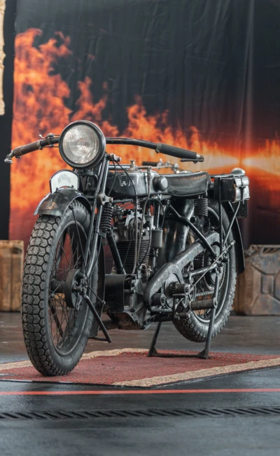 Oldtimer-Motorrad auf Teppich vor Feuerhintergrund auf Motorradwelt 2026