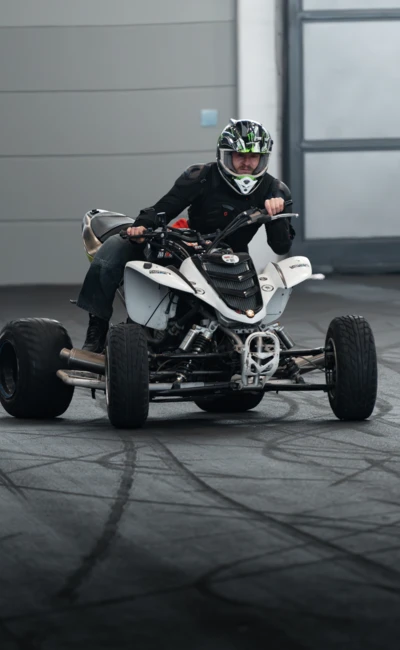 Motorradfahrer auf Quad-Rennmaschine bei der Motorradwelt 2026 Messe