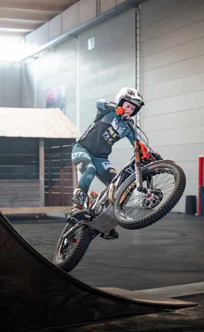 Person f&auml;hrt Trialmotorcross auf einer Rampe in der Motorradwelt 2026 Messe