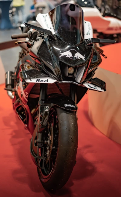 Yamaha Motorrad mit Red Bull Design auf der Motorradwelt 2026 in Friedrichshafen
