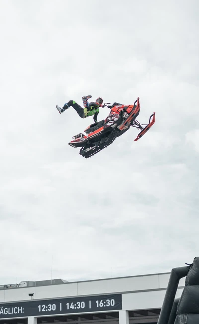 Akrobatik-Show mit einem fahrenden Schneemobil auf der Tuning World Bodensee 2026