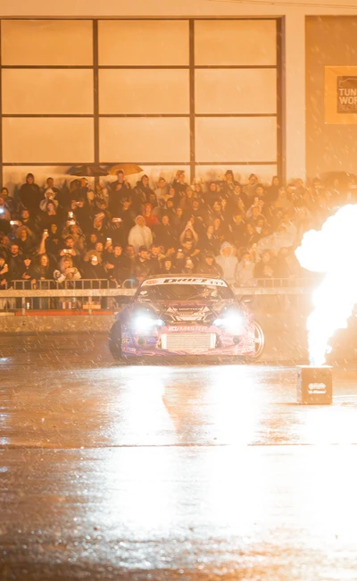 Sportwagen driftet w&auml;hrend des Drift & Beatz Events auf der Tuning World 2026