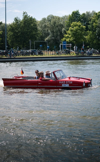 Rotes Wasserfahrzeug mit G&auml;sten auf dem Bodensee bei der Klassikwelt 2026
