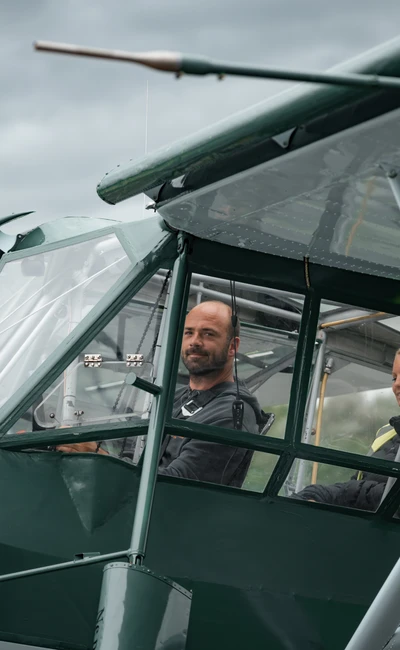 Zwei Personen in einem Flugzeugcockpit auf der KLASSIKWELT BODENSEE 2026
