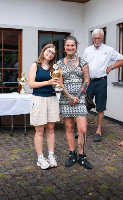 Zwei Personen halten Pokale bei der Lindau-Klassik Rallye
