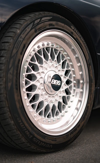 Detailaufnahme eines BBS-Felgs auf einem Fahrzeug bei der Lindau-Klassik Rallye