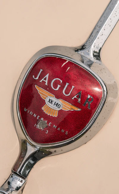 Logo des Jaguar XK140 auf einer Karosserie in Lindau