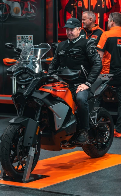 Mann sitzt auf einem KTM Motorrad auf der Motorradwelt 2026 in Friedrichshafen