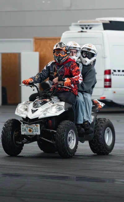 Drei Personen auf einem ATV w&auml;hrend der Motorradwelt 2026 in Friedrichshafen
