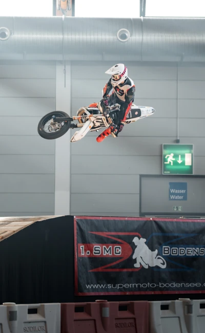 Motorradfahrer in der Luft bei der Motorradwelt 2026 in Friedrichshafen