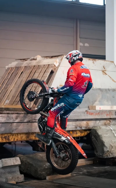 Fahrer auf Beta-Motorrad w&auml;hrend stunt auf der Motorradwelt 2026 Messe