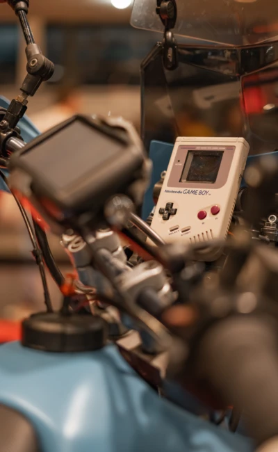 Motorrad mit Nintendo Game Boy als Teil des Displays auf der Motorradwelt 2026