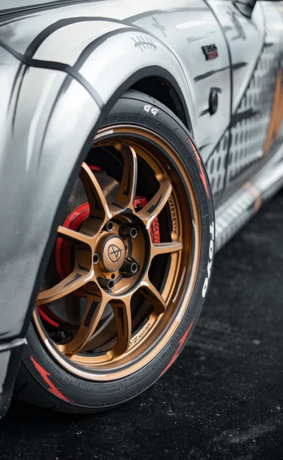 Detailaufnahme eines modifizierten Autos mit goldenen Felgen auf der Tuning World Bodensee 2026
