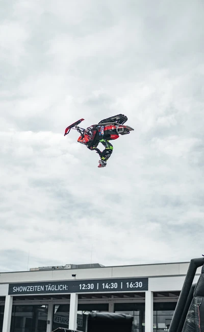 Akrobatik-Performance eines Sportlers in luftiger H&ouml;he bei Tuning World Bodensee 2026