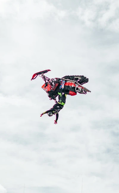Motorradfahrer springt mit einem ATV w&auml;hrend der Tuning World Bodensee 2026