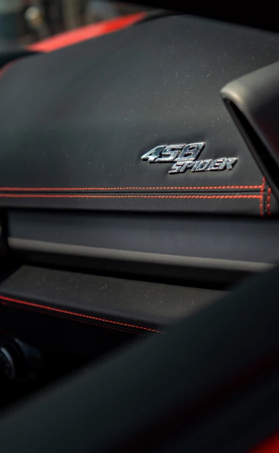 Interieur eines Ferrari 458 Spider mit schwarzer Lederausstattung und rotem N&auml;hten