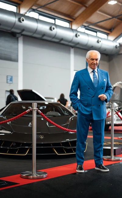 Mann in blauem Anzug steht neben einem Ferrari auf der KLASSIKWELT BODENSEE 2026