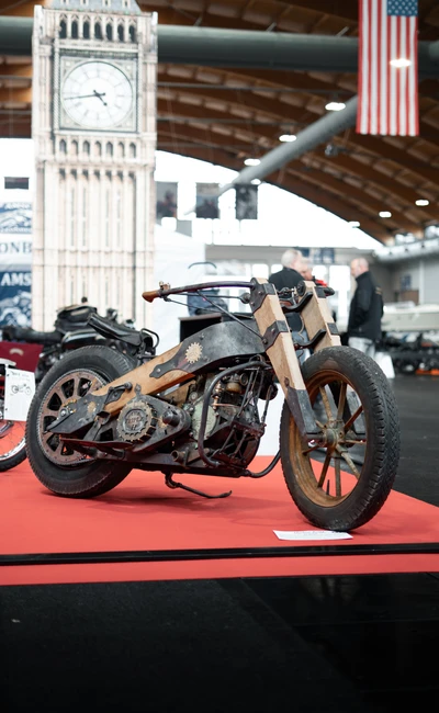 Retro-Motorrad auf rotem Teppich bei der KLASSIKWELT BODENSEE 2026