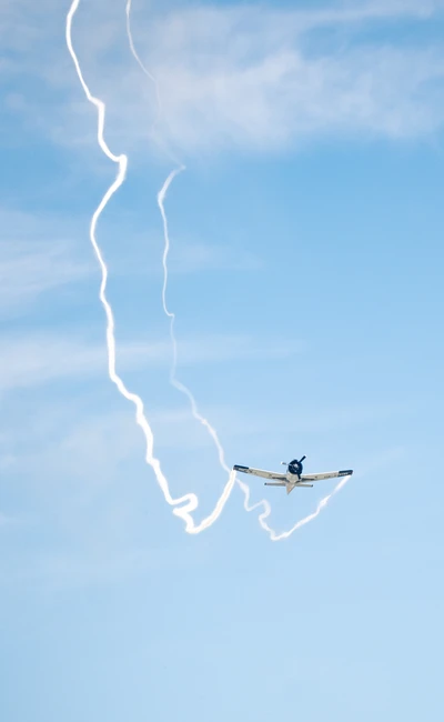Kunstflugzeug zieht Rauchschwaden am Himmel auf der KLASSIKWELT BODENSEE 2026