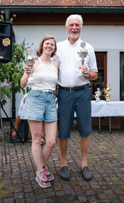 Zwei Personen halten Pokale bei der Lindau-Klassik Rallye