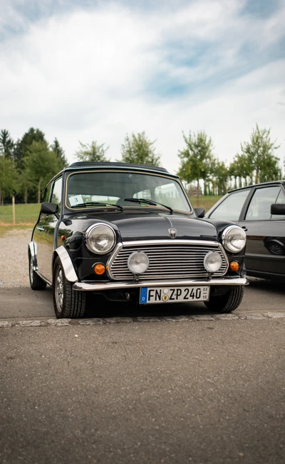 Schwarzer Mini Cooper steht auf einem Parkplatz w&auml;hrend der 10. Spa&szlig;rallye Bodensee 2026