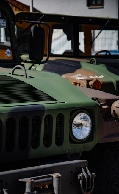 Gr&uuml;ne Milit&auml;rfahrzeuge auf dem American-Dream-V8 Treffen in Lindenberg