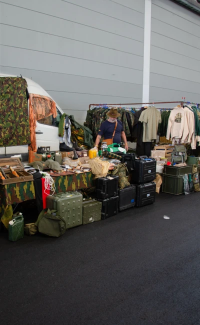 Verkaufsstand mit milit&auml;rischer Ausr&uuml;stung auf der Adventure Southside 2025