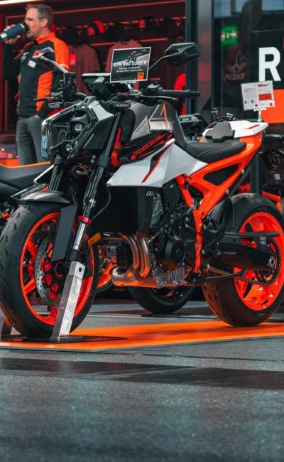 KTM 990 Duke R in einem Ausstellungsraum der Motorradwelt 2026