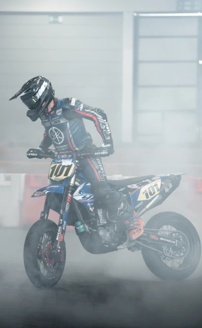 Fahrer macht eine Drehung auf einem Motorrad bei der Motorradwelt 2026 Messe