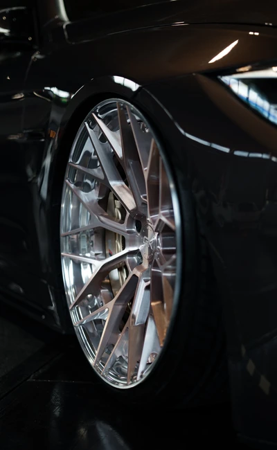 Detailansicht eines verchromten Alufelgens auf einem Fahrzeug bei Tuning World Bodensee 2026