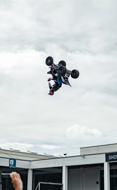 Stuntfahrer springt mit Quad w&auml;hrend der Tuning World Bodensee 2026 in Friedrichshafen