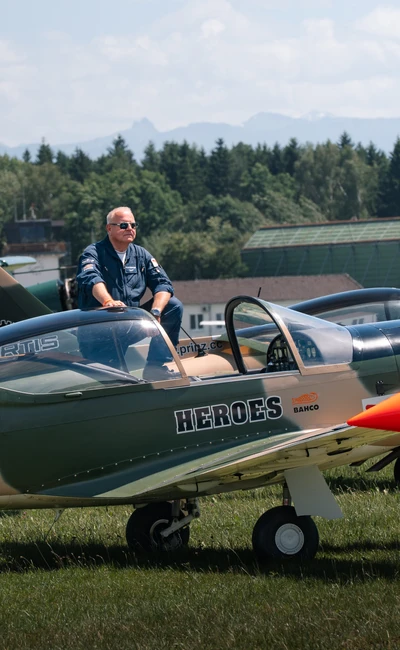Person sitzt in einem Flugzeug mit HEROS-Logo auf der KLASSIKWELT BODENSEE 2026