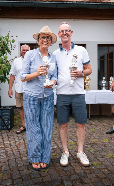 Zwei Personen mit Pokalen auf der Lindau-Klassik Rallye.