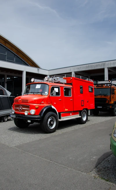 Roter Mercedes Unimog mit Wohnaufbau auf der Adventure Southside 2025