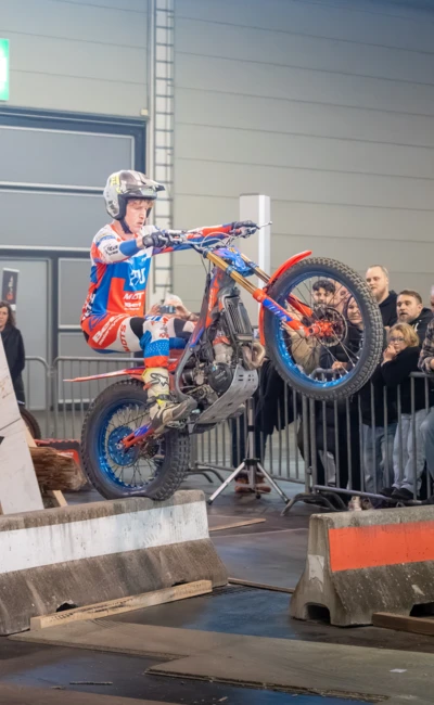 Motorradfahrer springt &uuml;ber Hindernis auf der Motorradwelt 2026 Messe