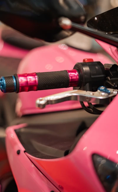 Nahaufnahme des Lenkers einer pinken Sportmotorbike auf der Motorradwelt 2026