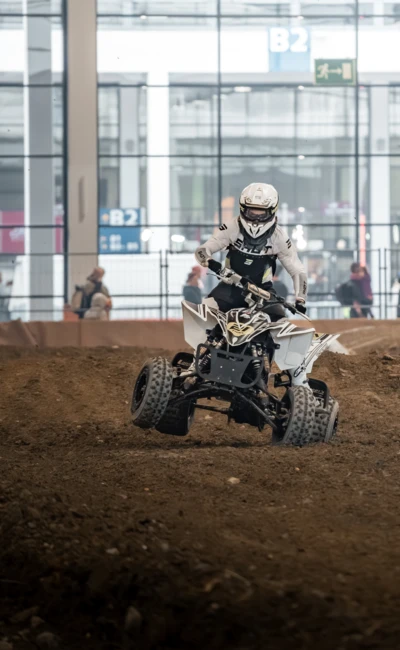 Fahrer auf Quad f&auml;hrt &uuml;ber einen Dirt Track bei der Motorradwelt 2026