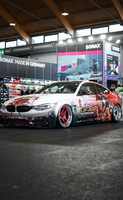 BMW 4er Coup&eacute; mit auff&auml;lliger Folierung und modifizierten Felgen auf der Tuning World Bodensee 2026